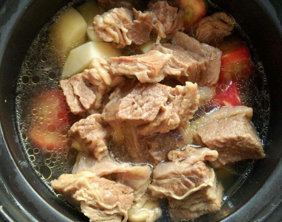 家常炖牛肉时,多加一勺这东西,牛肉软烂不塞牙,时间也