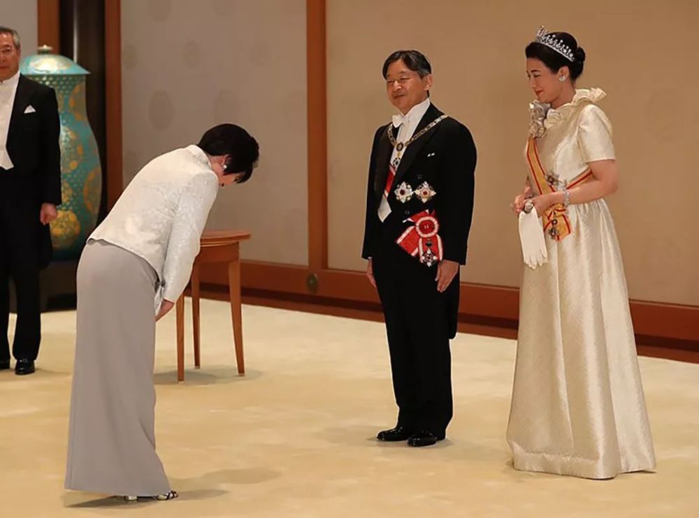 雅子即位礼后首次亮相,接受日本贵族鞠躬,头戴皇后钻石冠好气派