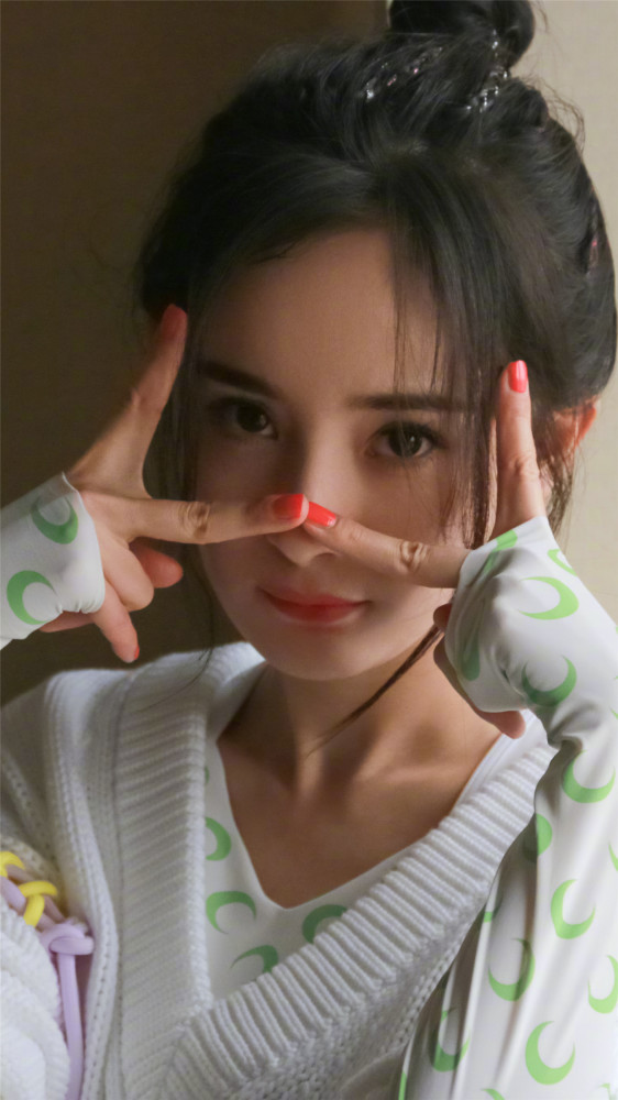 杨幂美图:时尚的丸子头,优雅甜美