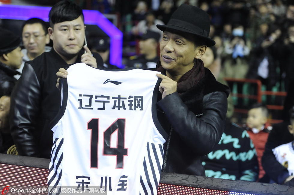 宋小宝观战辽川战 获赠辽篮14号球衣