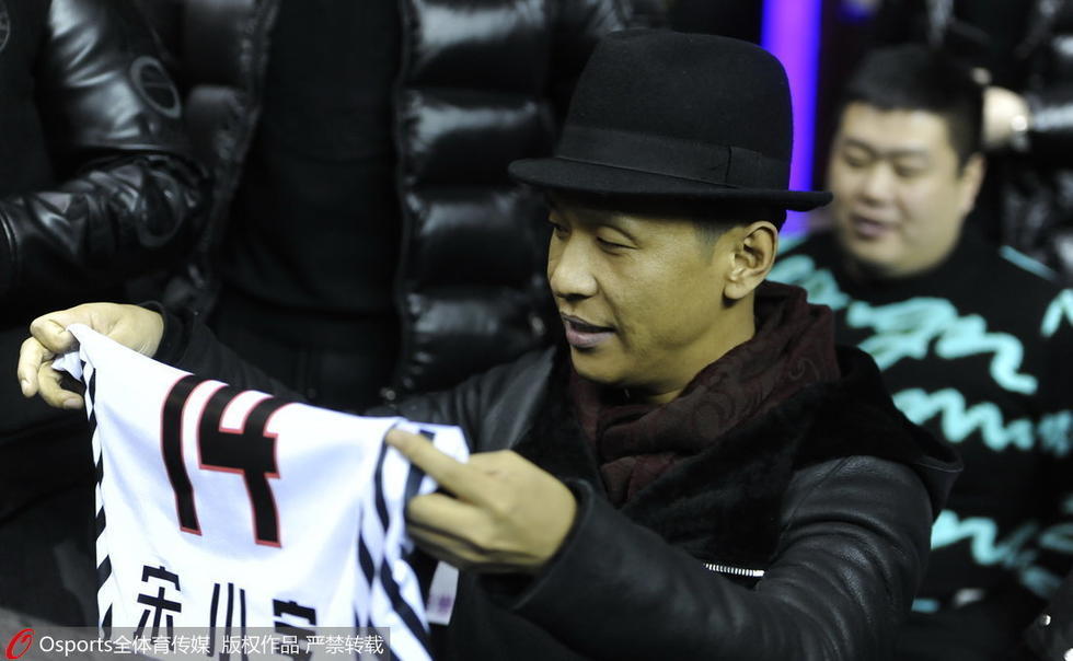 宋小宝观战辽川战 获赠辽篮14号球衣