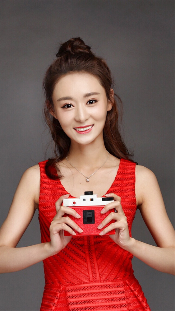 赵丽颖时尚的风格很可爱,红色的风格瞬间温柔!