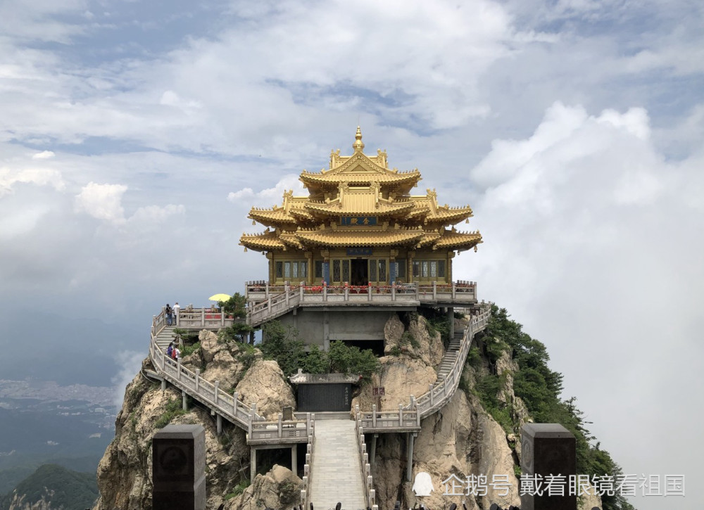 此山为道教全真派圣地,顶峰的庙宇曾与武当山金顶齐名