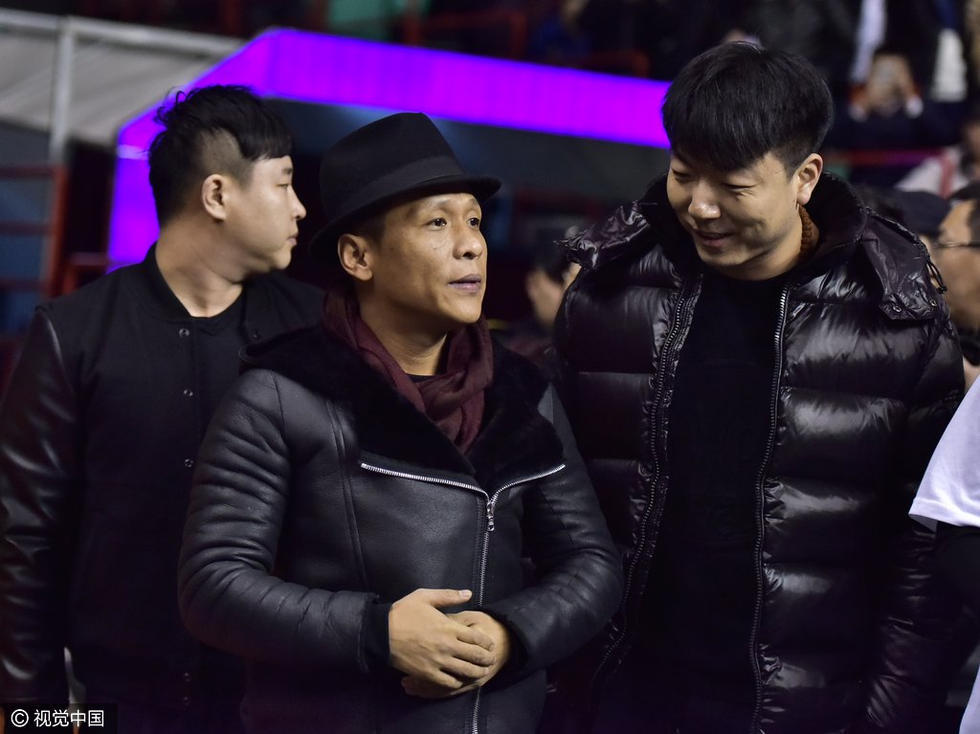 宋小宝观战辽川战 获赠辽篮14号球衣