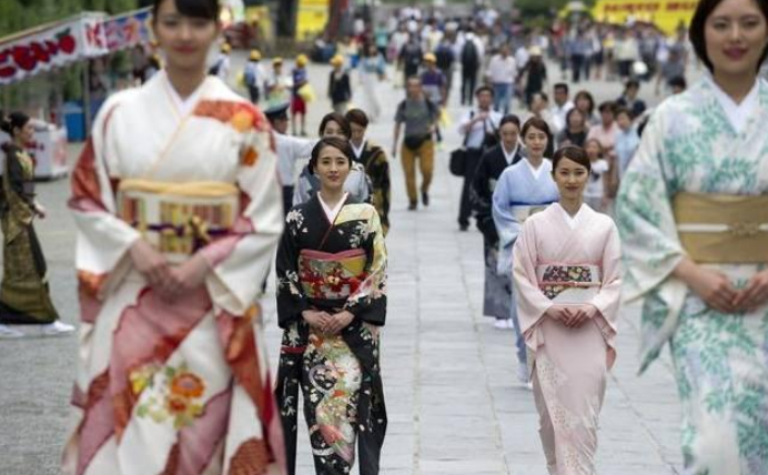 日本人到中国旅游疯狂购物,看看日本人都买了什么?看完有点郁闷