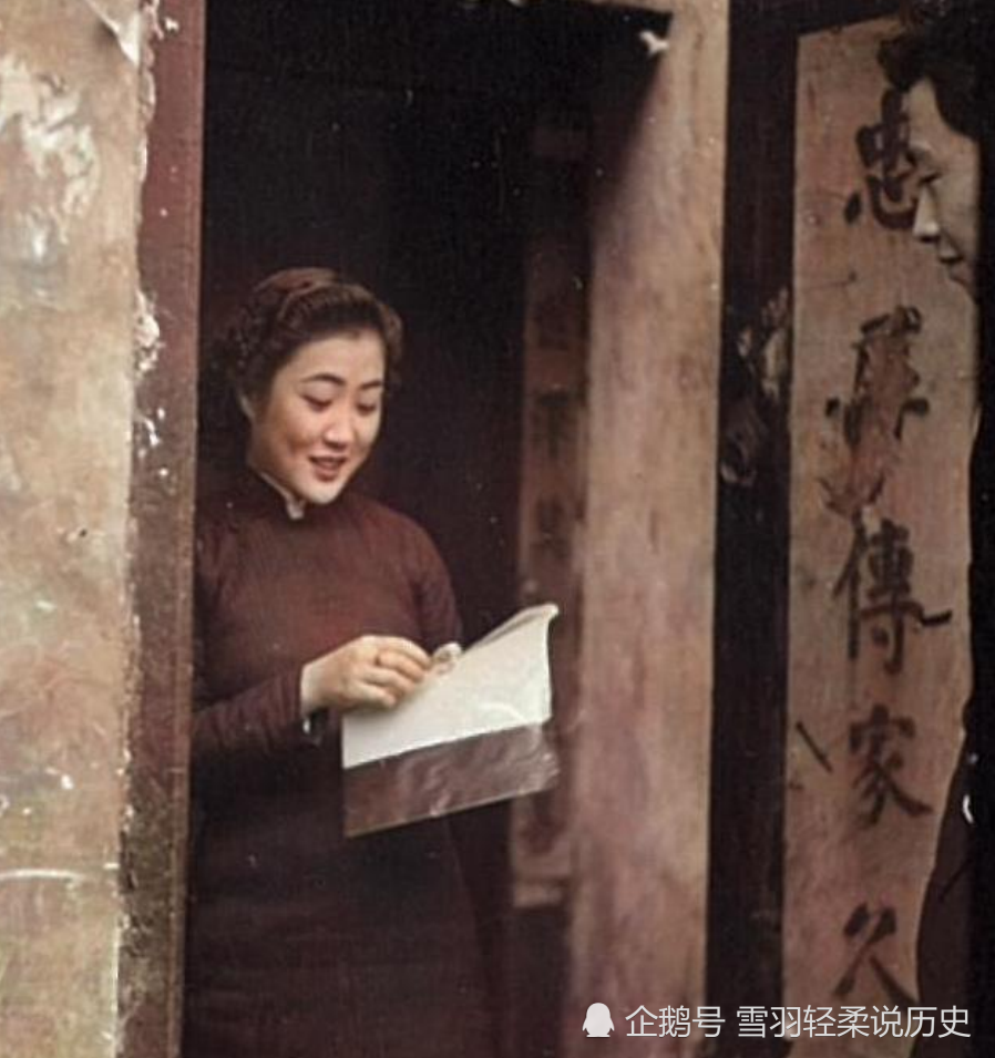 1941年北京女子老照片:少女倚门微笑,旗袍女郎霸气侧漏!