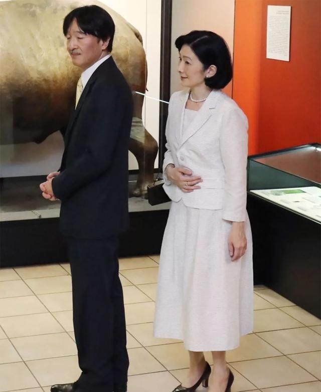 真子公主换个性小项链,"比美"雅子皇后