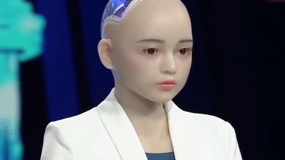 美女机器人"尤拉"