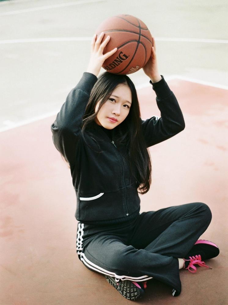 穿着运动装的长发美人,气质超棒
