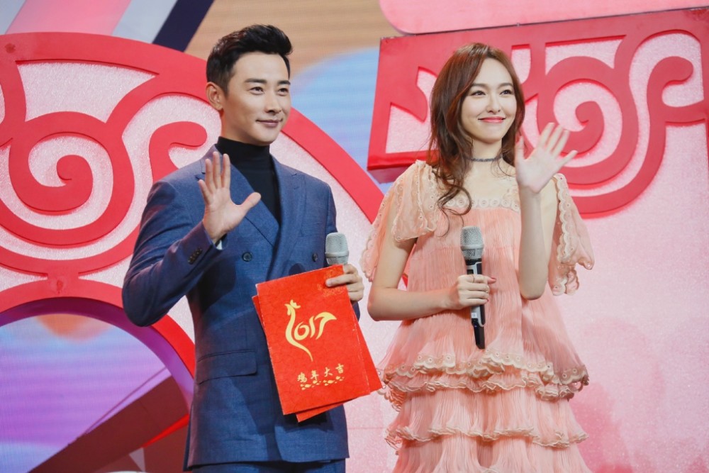 唐嫣罗晋与阿拉蕾合影 全家福的即视感