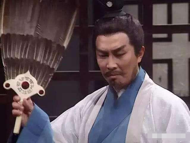 诸葛亮为什么一年四季老是拿一把扇子?原来扇子中暗藏