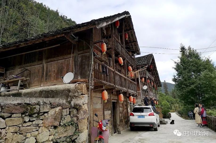 在高坪镇土岭村, 深山密林中完整地保存着 一幢古老的全木结构民居.