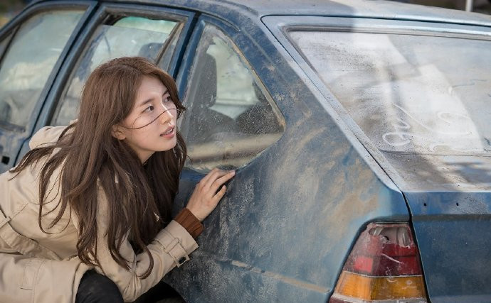 裴秀智剧照,温柔又帅气