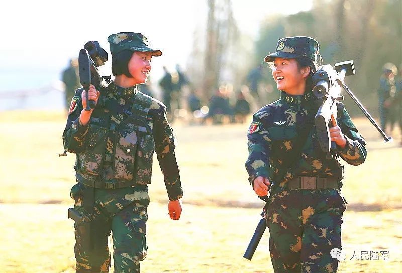 文图|  张正举,李贝贝 图为:陆军第75集团军某旅特战女兵邱泽敏(左)