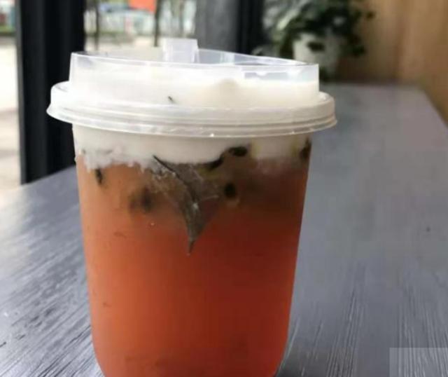 第四款——咸蛋黄奶茶 这款奶茶真的有种蛋黄月饼的味道,仿佛是把蛋黄