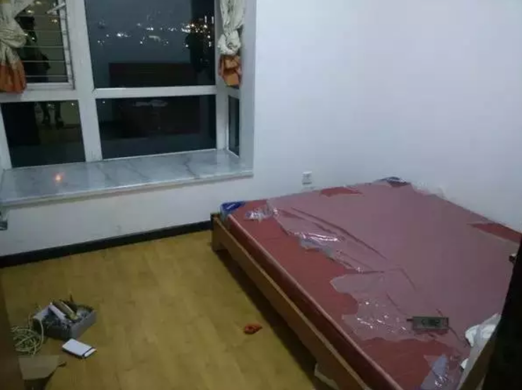 不过提到出租屋,我们第一印象就是下图的场景,窄小,脏乱
