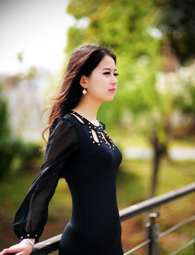 公园里天仙一般的黑衣气质美女