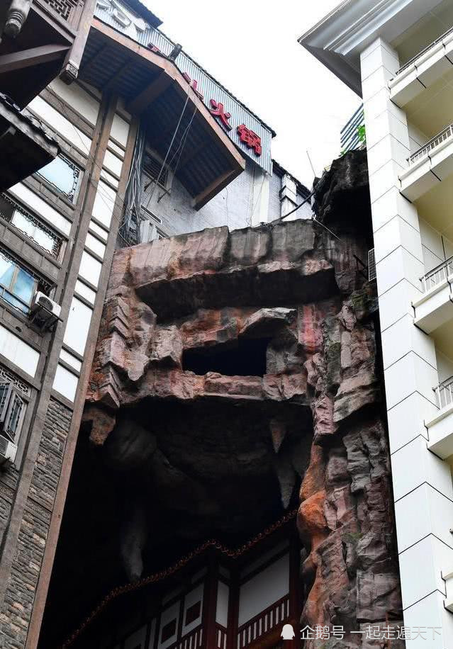 重庆再现最牛建筑:楼房中间就是断崖,地面和楼上,傻傻