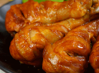 电饭煲奥尔良鸡腿的做法,鸡腿往电饭煲里一扔,不放一滴水!