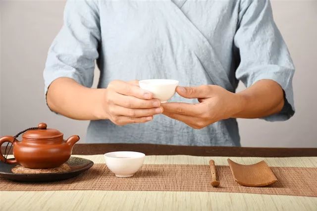 茶艺师,茶席,茶具,谢茶礼,茶叶,水壶,奉茶