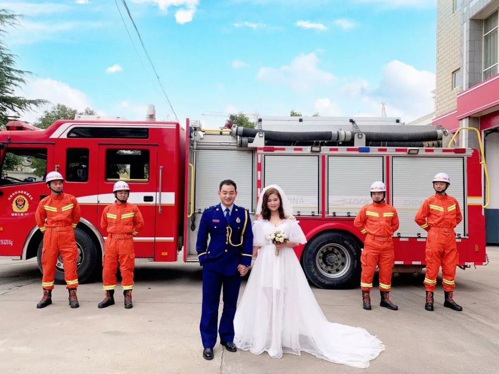 消防员的婚纱照——将最美时刻留在岗位上