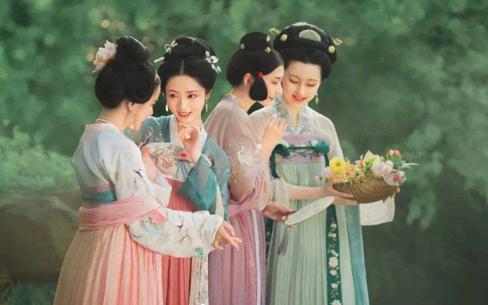 大唐的宫女有多会玩?小姐姐们穿襦裙都不算什么