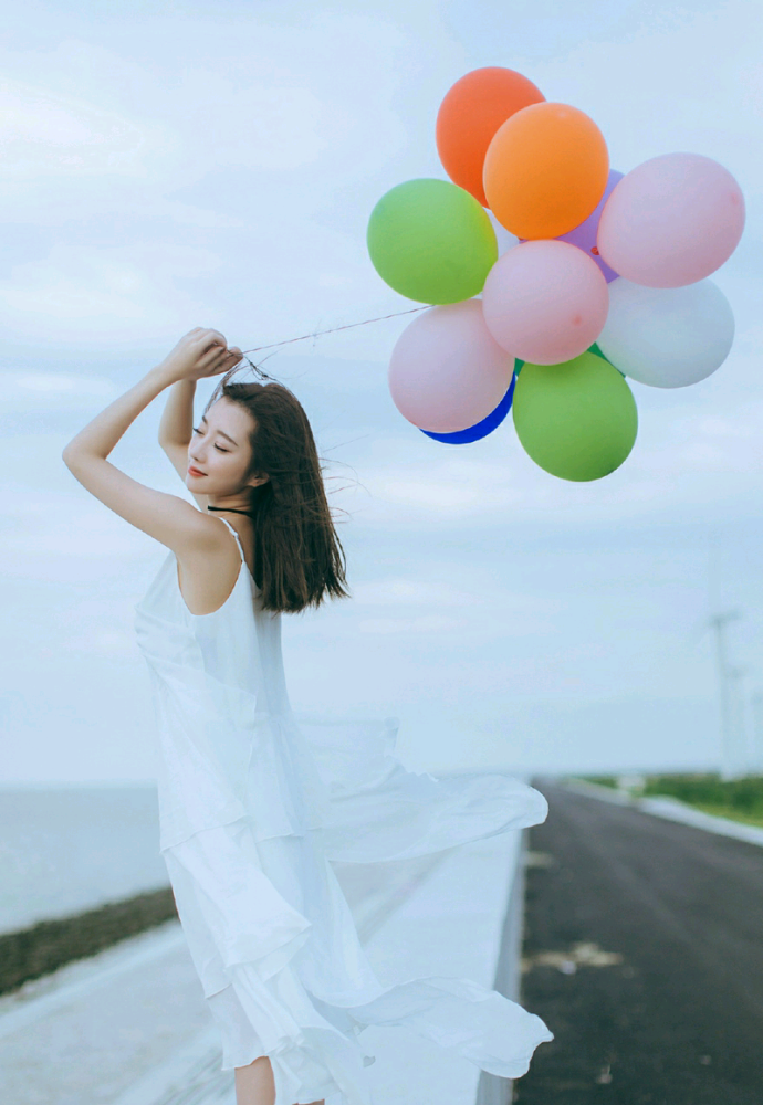 街道上的气球秀发女神活泼清新写真!