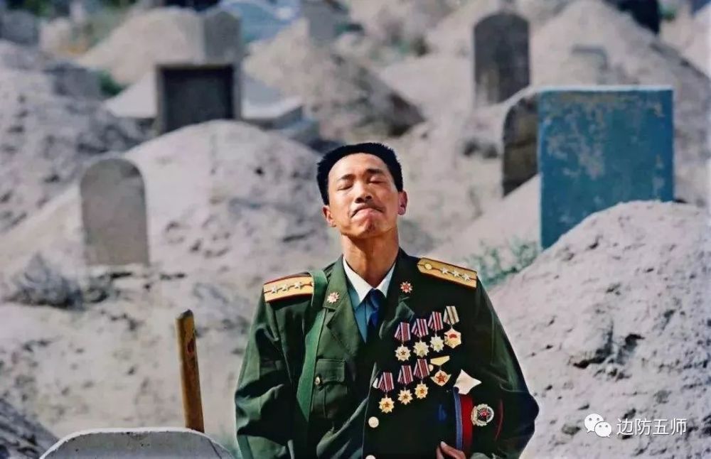 边防战士在亡妻坟前下跪痛哭,他背后隐藏的故事更感人