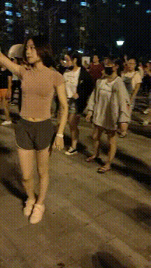 搞笑gif趣图:姑娘,你可真机智,竟然一手吹头发一脚夹手机!