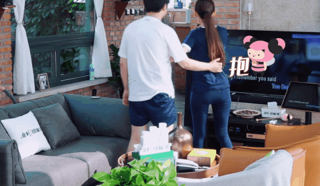 想要来个深情拥抱的郎朗,也被吉娜狠心推到一边,还让郎朗别捣乱.