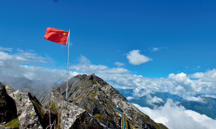 素有"雪山孤岛""云中哨所"之称的西藏日喀则市亚东县詹娘舍边防哨所