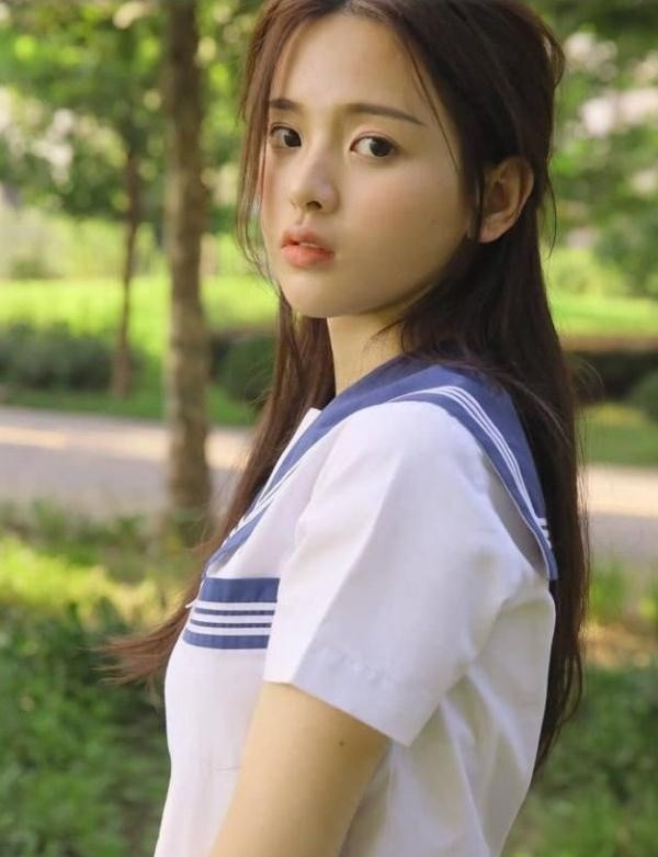 穿校服最美女星,李沁甜美,刘亦菲校花级别