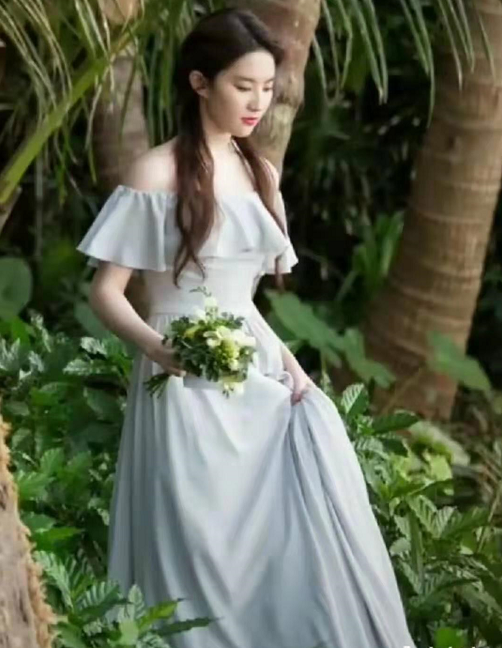 都说刘亦菲伴娘造型太仙了,当看到李沁的伴娘造型,小心脏受不了