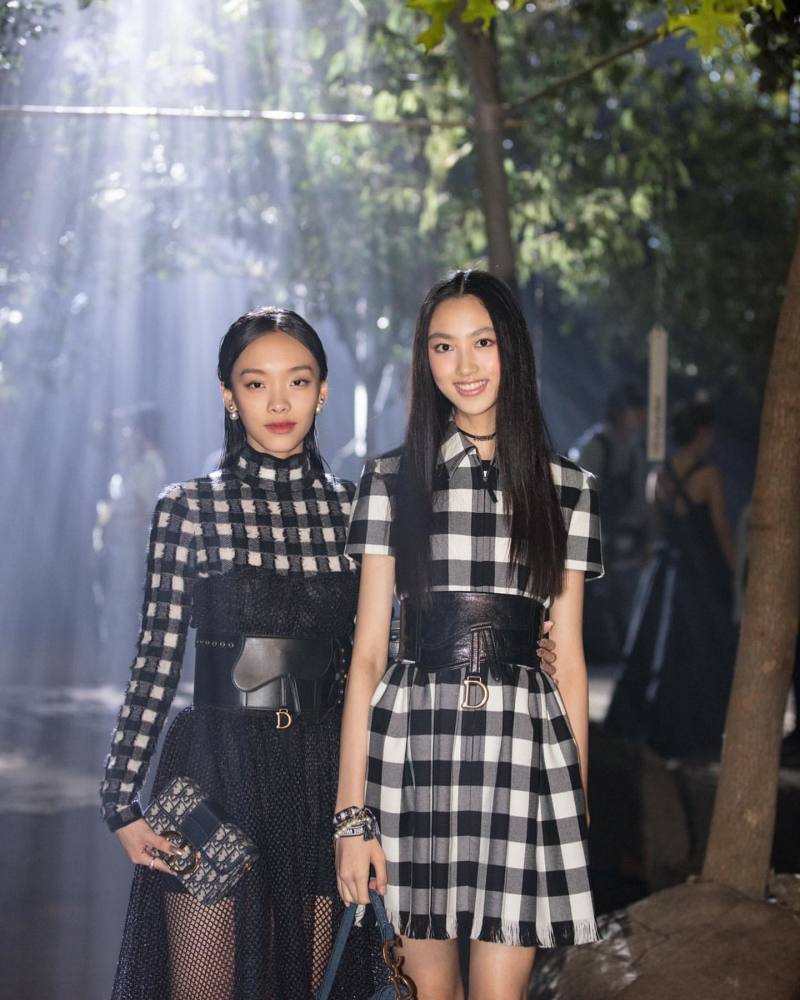 绝美!任达华15岁女儿任晴佳穿短裙露美腿,身材苗条气场十足