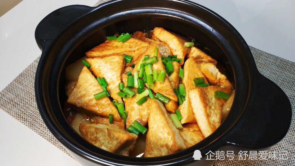 砂锅焖出来的豆腐就是香,又鲜又嫩又多汁,比吃肉还解馋