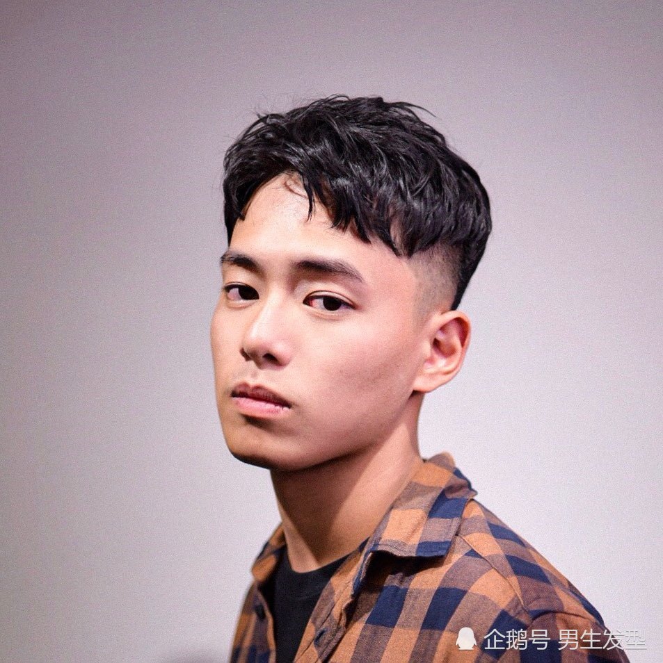 男生的发型其实还是很多的,除了毛寸发型可以检测颜值之外,刘海风格的