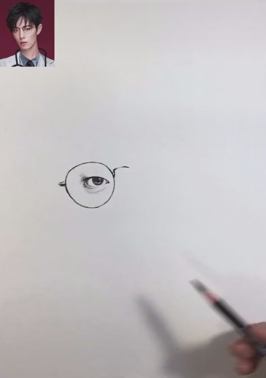 美术生素描画肖战,一个眼神迷倒众人,粉丝:点上痣就完美了