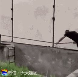 搞笑gif趣图坐着飞机玩拍照风吹相机找不到