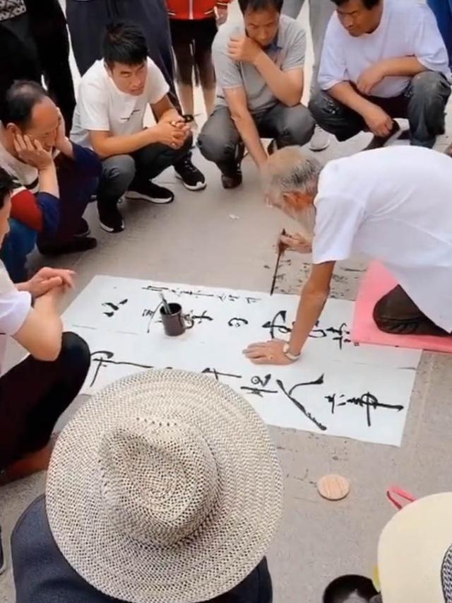 街头再现"流浪大师",靠书法维持生计却异常慷慨,专家