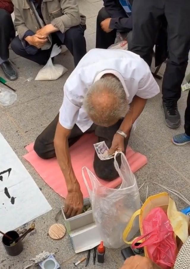 街头再现"流浪大师",靠书法维持生计却异常慷慨,专家