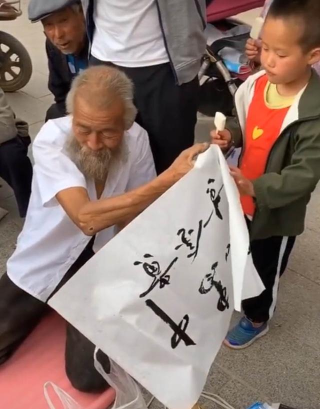 街头再现"流浪大师",靠书法维持生计却异常慷慨,专家