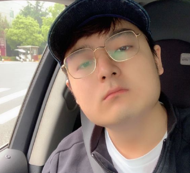 还记得《快乐大本营》的黑衣人小方吗?如今减肥成功,逆袭成男神