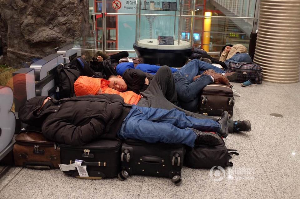 春运表情:凌晨睡在首都机场的旅客