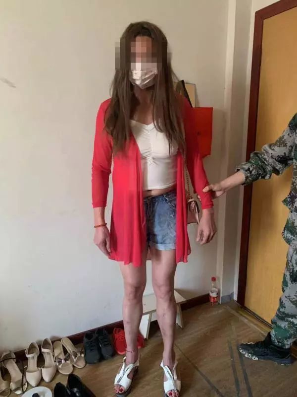 于是大胆判断 他们其实是 同一个人 最终,民警锁定了嫌疑人沈某