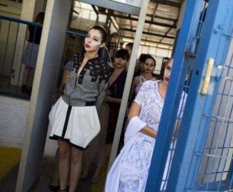 这个监狱里面的女犯人不仅生活随意,甚至还能举办时装秀.