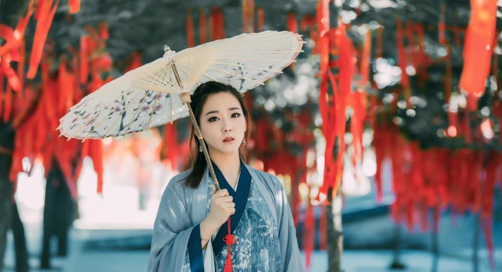 打着油纸伞的古装女生,意境十足