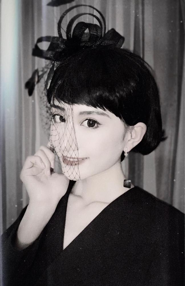黑色网纱的短发女神,复古女王一般
