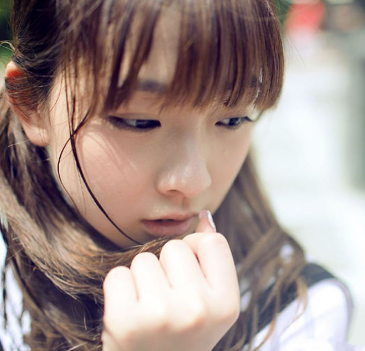 何曼婷学生装写真照,散发清新学生气质