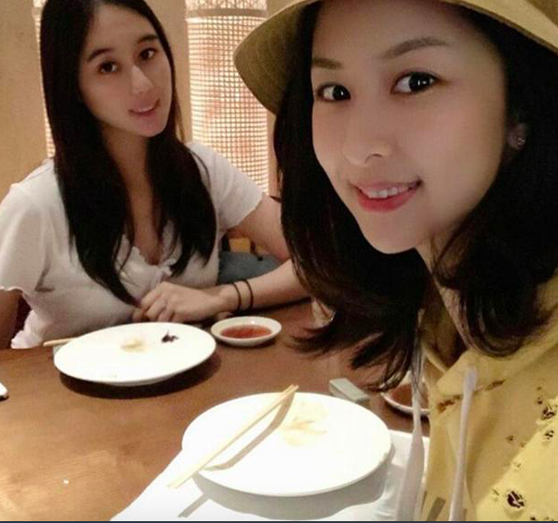 何超欣出国留学不孤单,下课与闺蜜聚餐,梁安琪女儿打扮超低调