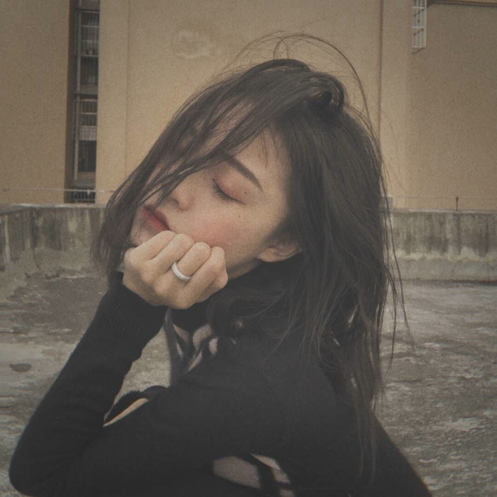 伤感·女生头像:越活越冷清,也不指望谁做我的救星